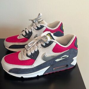 WORN ONCE WOMENS NIKE AIR MAX